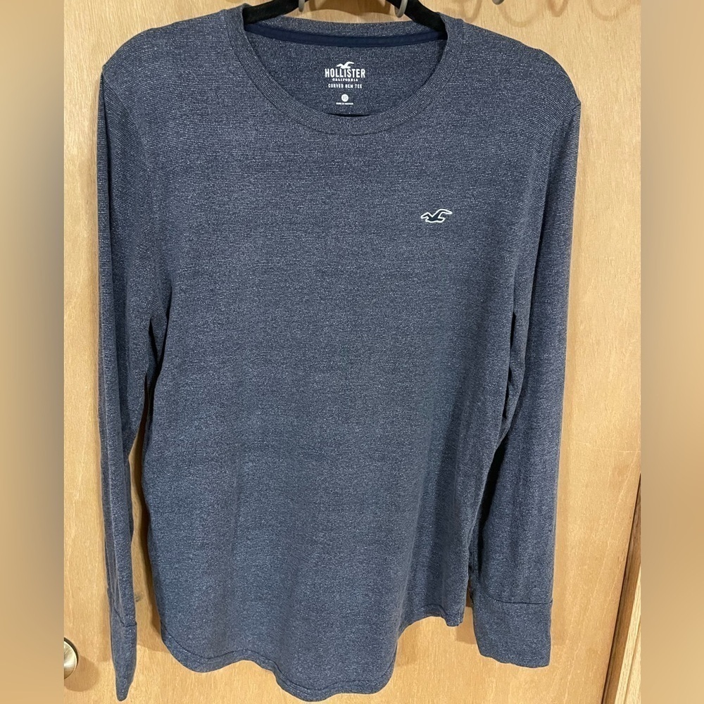 #67-HOLLISTER- curved hem tee